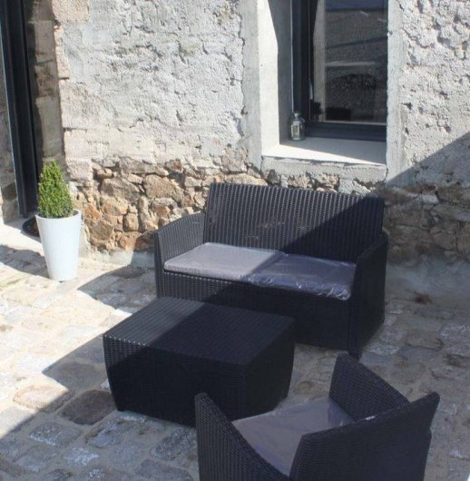 Location de vacances - Chambre d'hôtes à Saint-André-de-la-Marche - Salon de jardin de la terrasse privative de la chambre Nature