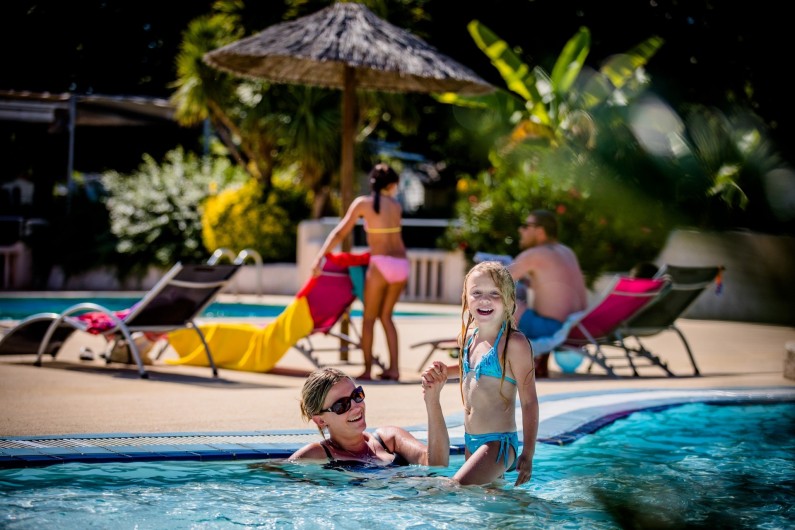 Location de vacances - Camping à Sainte-Eulalie-en-Born - Piscine