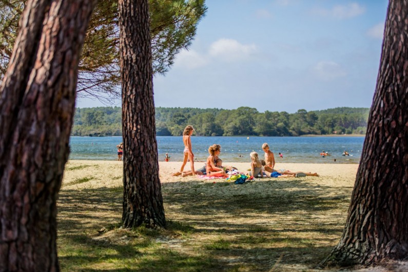 Location de vacances - Camping à Sainte-Eulalie-en-Born - plage du lac