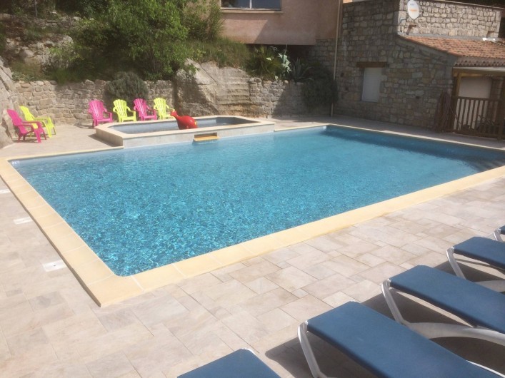 Location de vacances - Chalet à Vogüé - Piscine