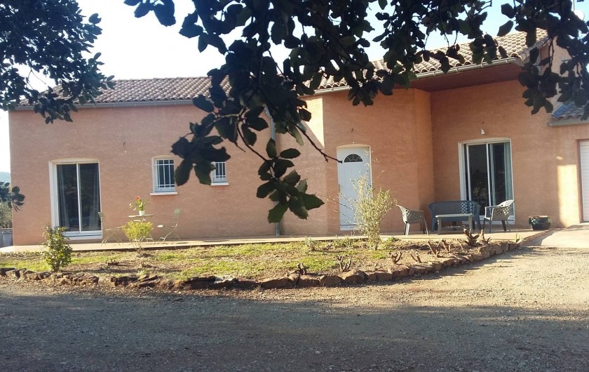 Location de vacances - Villa à Le Puech - Côté Sud, chambre 3, entrée et cuisine.