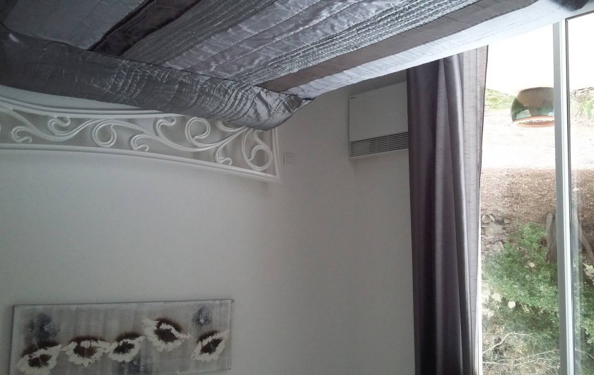 Location de vacances - Villa à Le Puech - Chambre côté jardin. Lumineuse et chaleureuse.