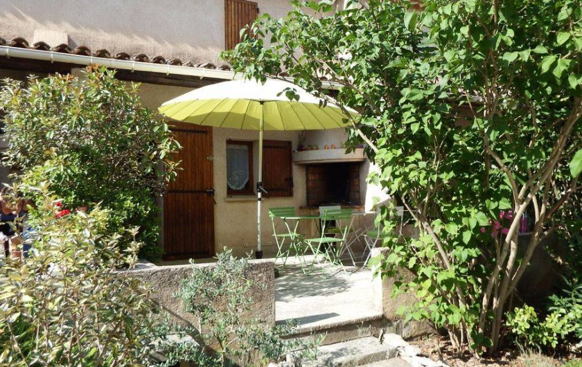 Location de vacances - Maison - Villa à Rustrel - La terrasse privée devant la piscine.
