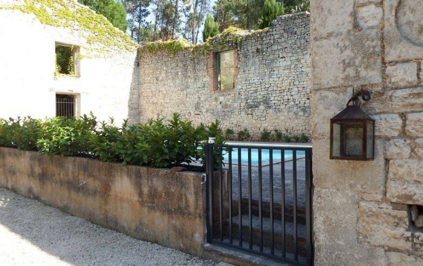 Location de vacances - Maison - Villa à Rustrel - Piscine sécurisée pour les enfants.