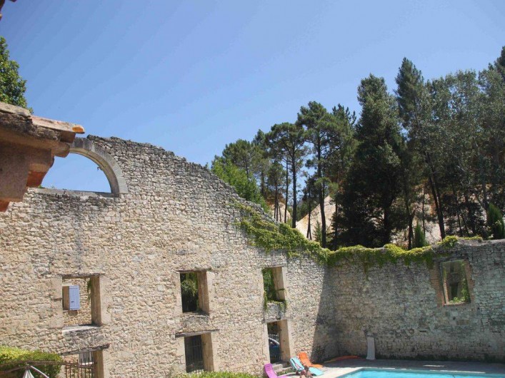 Location de vacances - Maison - Villa à Rustrel - Vue de la chambre des enfants.