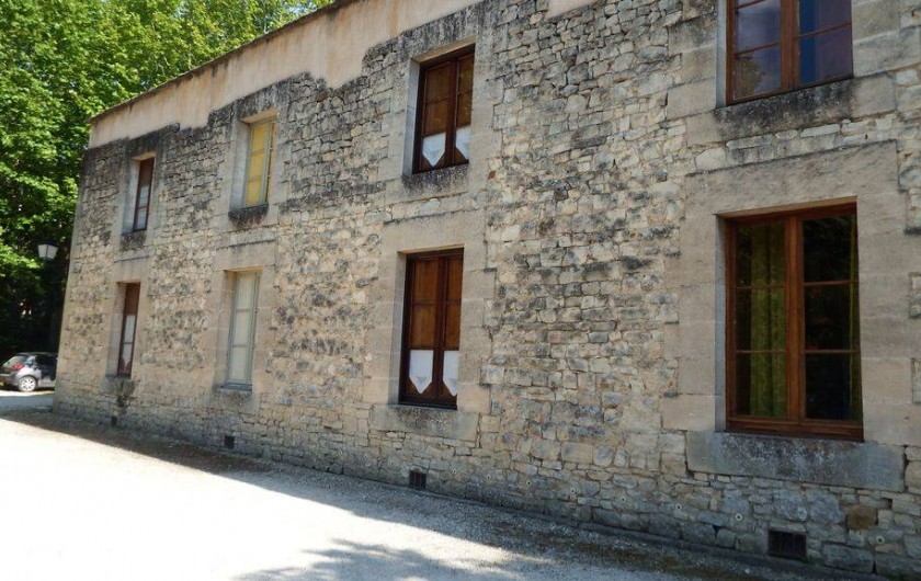 Location de vacances - Maison - Villa à Rustrel - Espace de parking devant la fenêtre du logement.