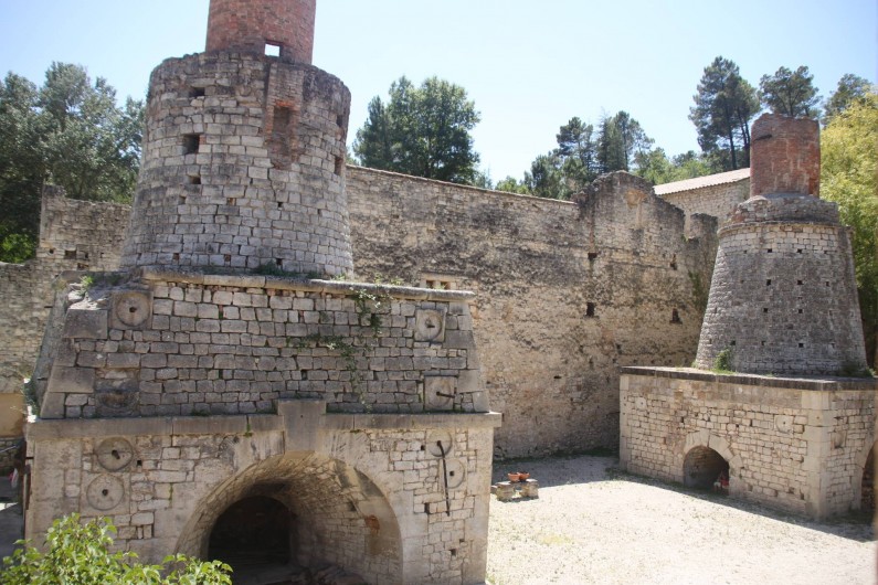 Location de vacances - Maison - Villa à Rustrel - Les Hauts-Fourneaux, devant la terrasse.