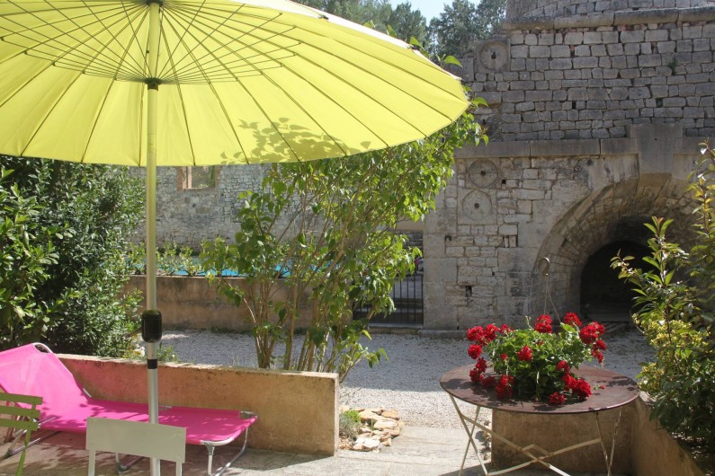 Location de vacances - Maison - Villa à Rustrel - La terrasse ensoleillée.