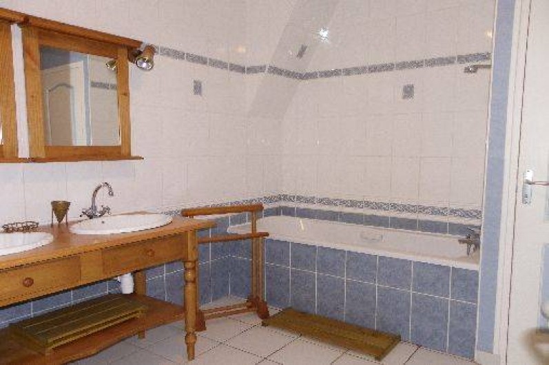 Location de vacances - Gîte à Combourg - salle de bain de l'étage