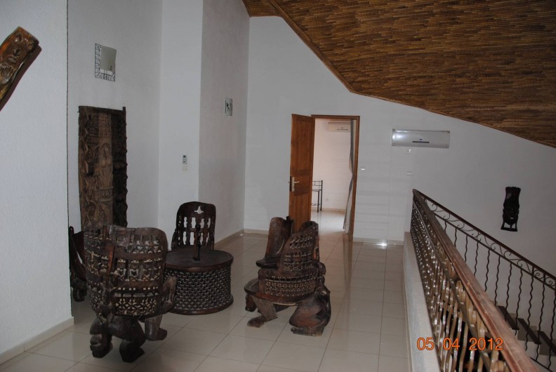 Location de vacances - Maison - Villa à Nianing - Salon africain sur l'étage qui dessert 2 chambres