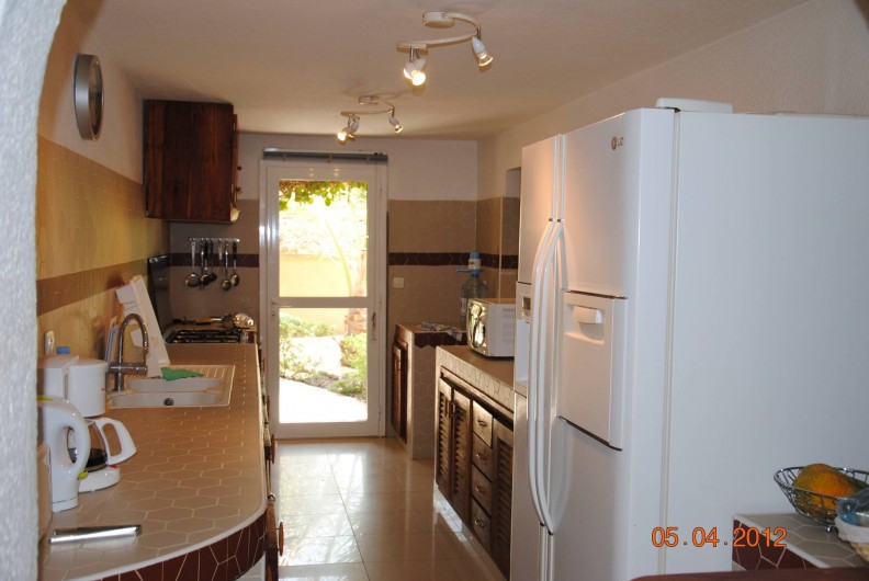 Location de vacances - Maison - Villa à Nianing - La cuisine avec réfrigérateur américain, cuisinière avec four, cafetière...