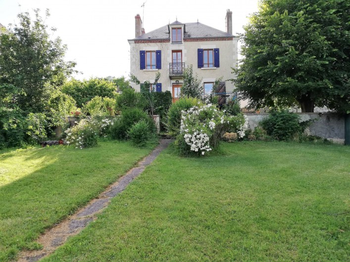 Location de vacances - Gîte à Sury-en-Vaux - Gîte vue du jardin