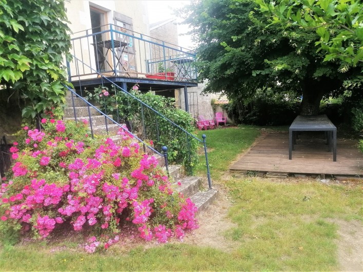 Location de vacances - Gîte à Sury-en-Vaux - Balcon et terrasse extérieur vue sur le jardin