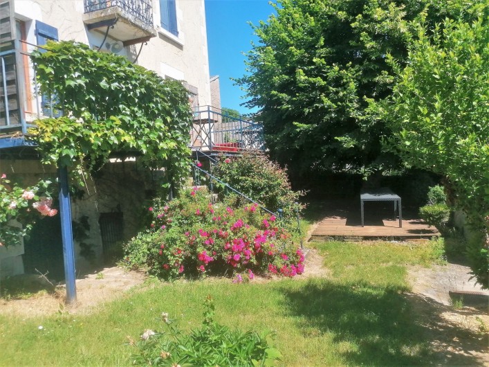 Location de vacances - Gîte à Sury-en-Vaux - Balcon et terrasse extérieur vue sur le jardin