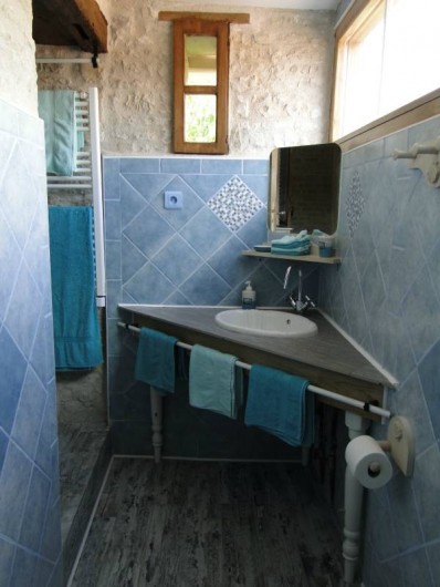 Location de vacances - Chambre d'hôtes à Andilly - La salle de bains de la chambre familiale Les Embruns
