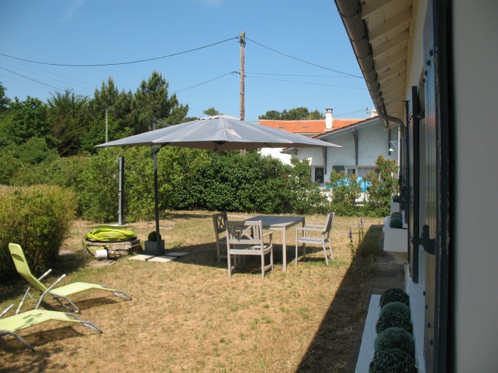 Location de vacances - Villa à La Tremblade - devant la maison avec espace pour manger et détente