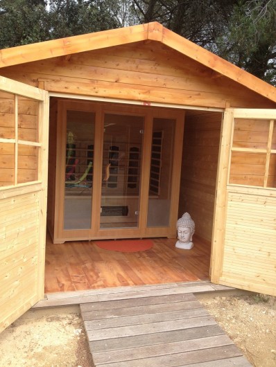 Location de vacances - Gîte à Bagnols-sur-Cèze - sauna infra rouge source de bien être. Privé réservé au gite préstation ,gratuit
