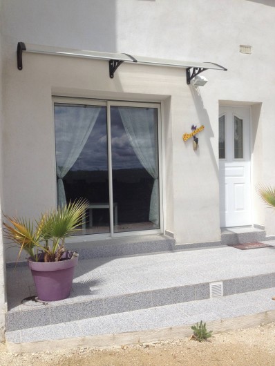 Location de vacances - Gîte à Bagnols-sur-Cèze - entré du gite  la baie vitrée  est face au mont ventoux