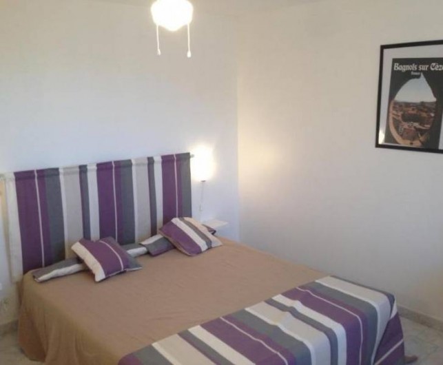 Location de vacances - Gîte à Bagnols-sur-Cèze - chambre , donnant la vue sur le mont ventoux