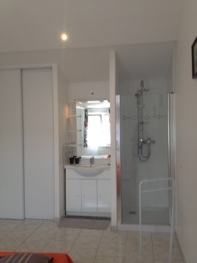 Location de vacances - Gîte à Bagnols-sur-Cèze - une douche et un lavabo par chambre