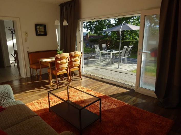 Location de vacances - Appartement à Linz am Rhein - Salle de séjour avec accès au jardin