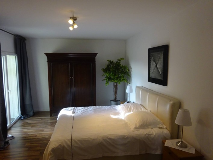 Location de vacances - Appartement à Linz am Rhein - Salle à coucher avec un grand lit et accès directe au jardin