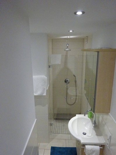 Location de vacances - Appartement à Linz am Rhein - Salle de bain avec douche, WC et lavabo