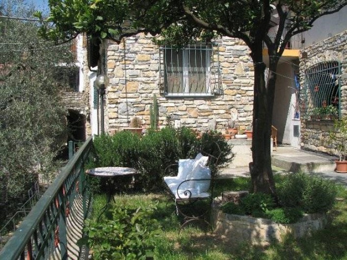 Location de vacances - Gîte à Villa Faraldi - Jardin (fenêtre sejour Luciana 3)