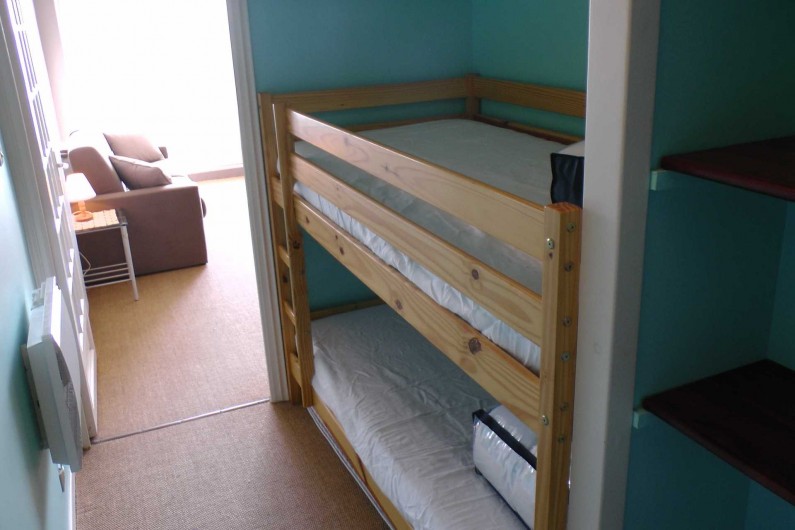 Location de vacances - Studio à Hardelot-Plage - lits superposés et étagères de rangement