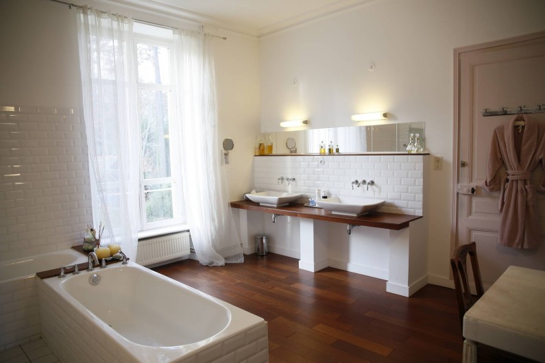 Location de vacances - Chambre d'hôtes à Gouesnach - Suite sud salle de bain avec 2 baignoires