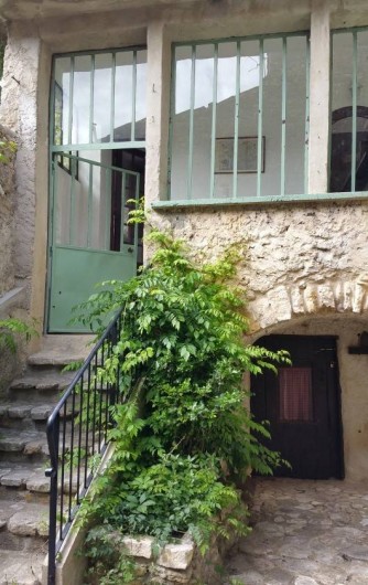 Location de vacances - Maison - Villa à Cornillon - Escalier et porte avant