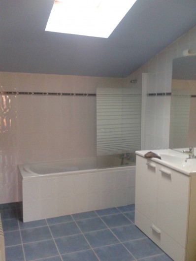 Location de vacances - Maison - Villa à Cornillon - salle de bain étage, avec WC