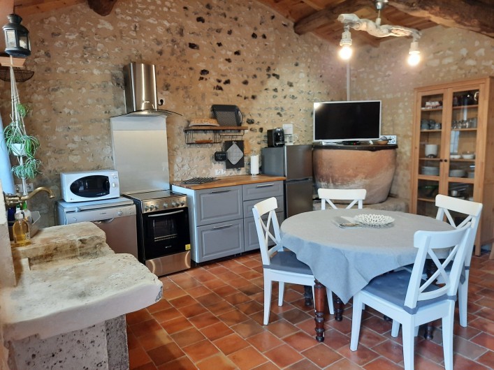 Location de vacances - Gîte à Vanzac - Espace cuisine / salon