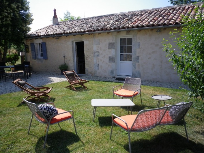 Location de vacances - Gîte à Vanzac - Espace détente devant le gite