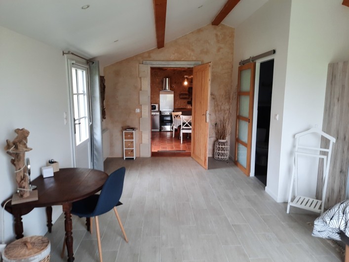 Location de vacances - Gîte à Vanzac - Entre cuisine, chambre et sanitaire sur le coté droit