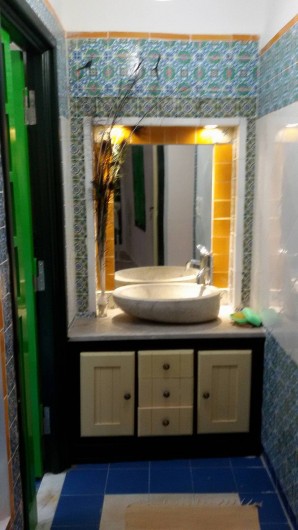 Location de vacances - Villa à Korba - la salle de bain numéro 1 ( en bas )