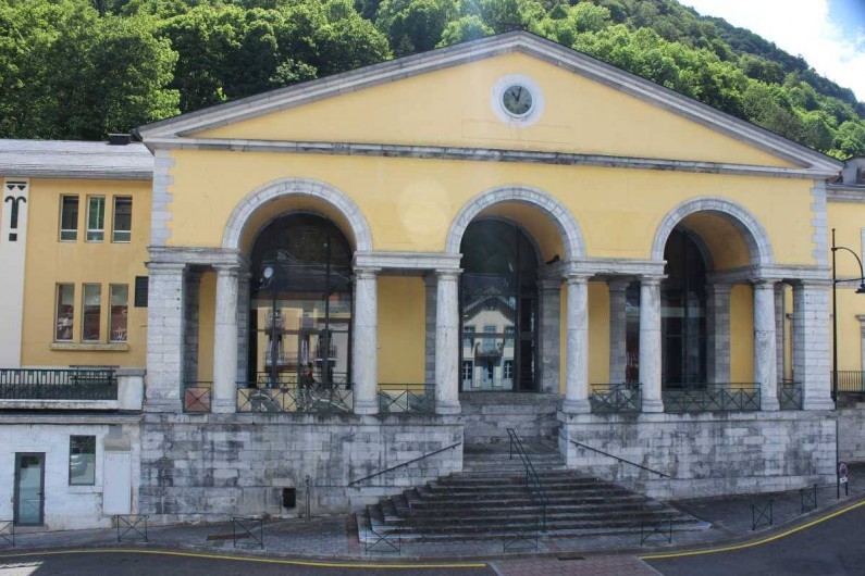 Location de vacances - Appartement à Cauterets - Face à la maison, les thermes de César