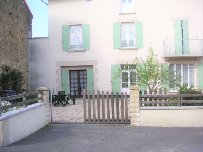 Location de vacances - Appartement à Verneuil-sur-Vienne - cour privative avec les deux portes-fenêtres du logement