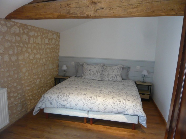 Location de vacances - Gîte à Saint-Aulaye - Chambre à l'étage, 2 lits (90 x 200) attenants ou dissociés.