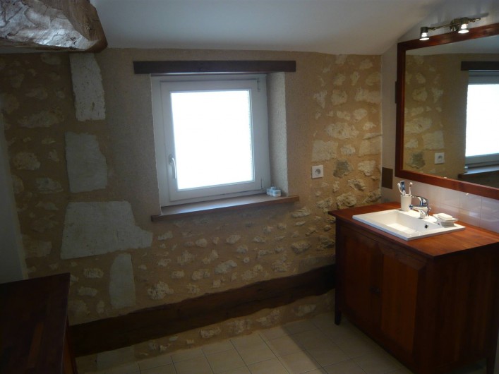 Location de vacances - Gîte à Saint-Aulaye - Salle de bain à l'étage avec douche spacieuse