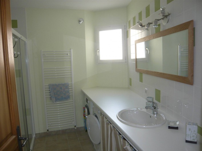 Location de vacances - Gîte à Saint-Aulaye - Salle de bain au rez de chaussée avec douche, lave-linge et sèche linge.
