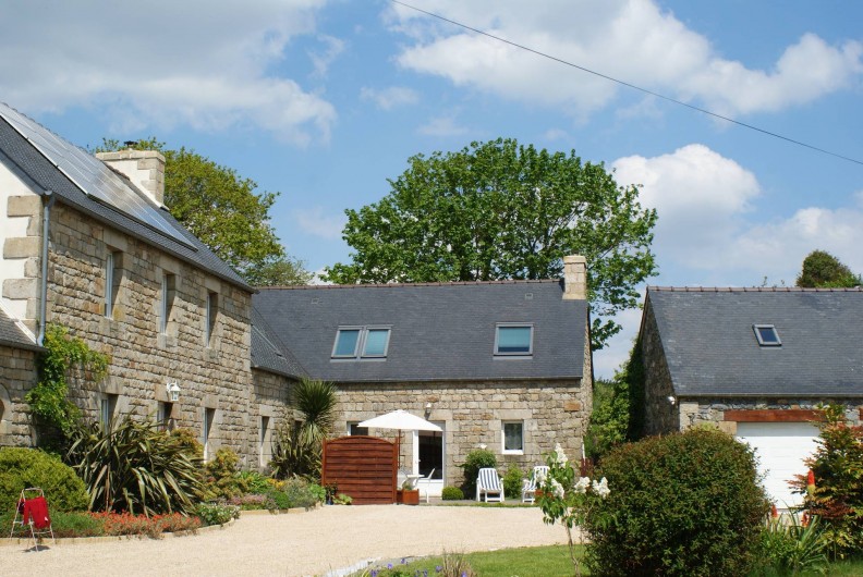 Location de vacances - Gîte à Calanhel - Vue d'ensemble du gite en angle au fond de la cour proche et intime...