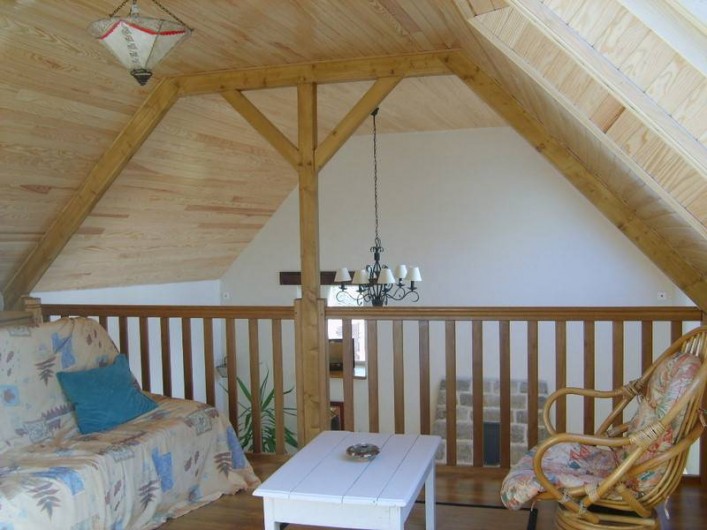 Location de vacances - Gîte à Calanhel - Mezzanine, coin salon avec TV , canapé et 2 fauteuils cabriolets