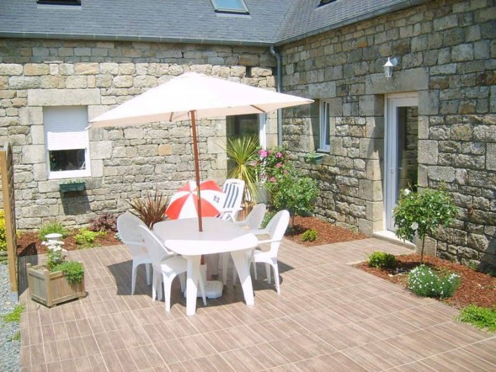 Location de vacances - Gîte à Calanhel - Terrasse du gite, les plants ont beaucoup poussés depuis..