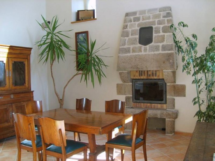 Location de vacances - Gîte à Calanhel - Salle a manger cheminée, banc coffre, buffet vaisselier