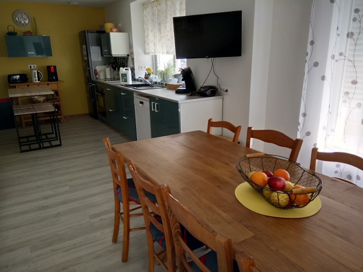 Location de vacances - Maison - Villa à Chouzelot - espace repas ouvert sur la cuisine