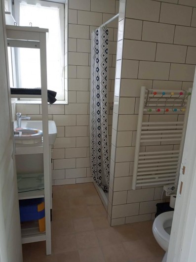 Location de vacances - Maison - Villa à Chouzelot - Salle de bain étage douche -WC-lavabo