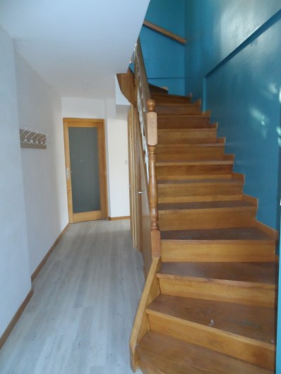 Location de vacances - Maison - Villa à Chouzelot - couloir entrée RC  escalier étage