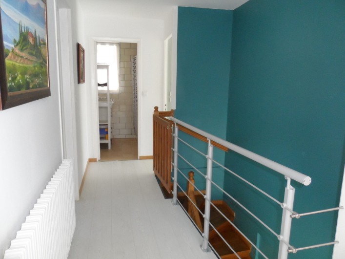 Location de vacances - Maison - Villa à Chouzelot - couloir étage avec barrière de sécurité