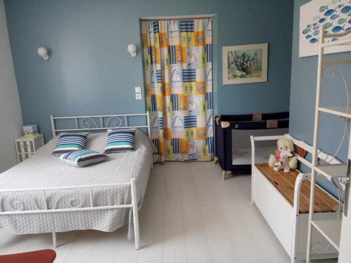 Location de vacances - Maison - Villa à Chouzelot - Chambre bleue Lit 140 Lit bébé pliant Chauffeuse enfant